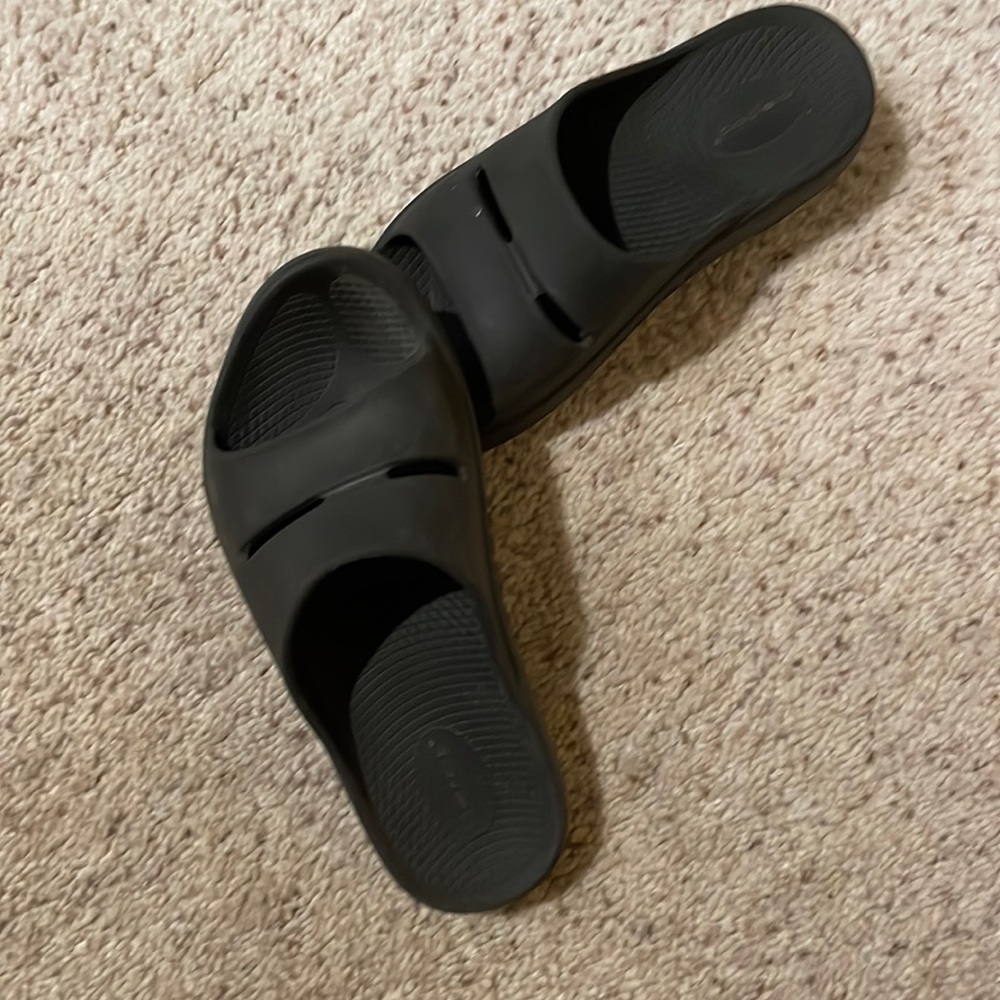 Oofos size 7